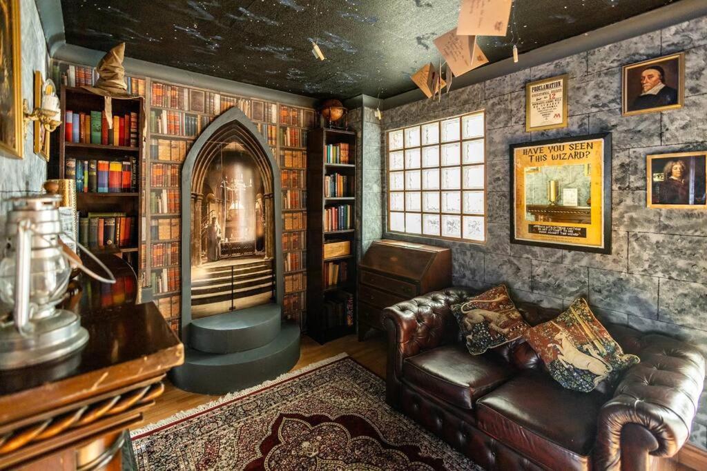 Hogwarts Hideaway Themed Property ワトフォード エクステリア 写真